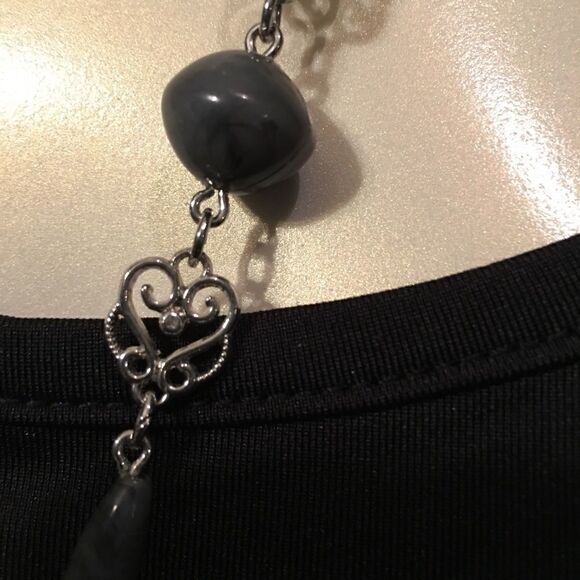 Silver Tone Grey Stone Necklace! - Picture 4 of 11